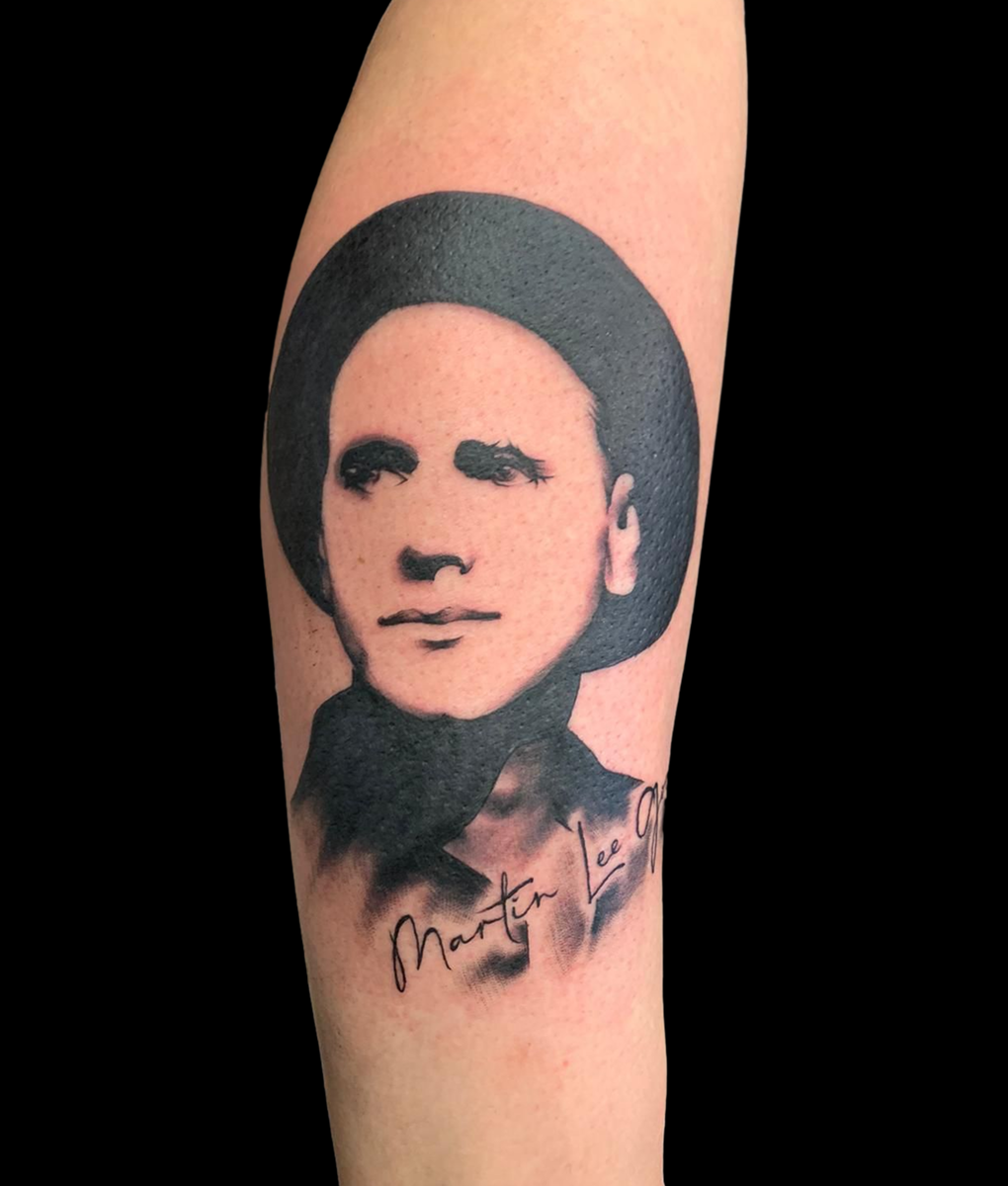 portrait tattoo man hat black grey bloody ink pegau
